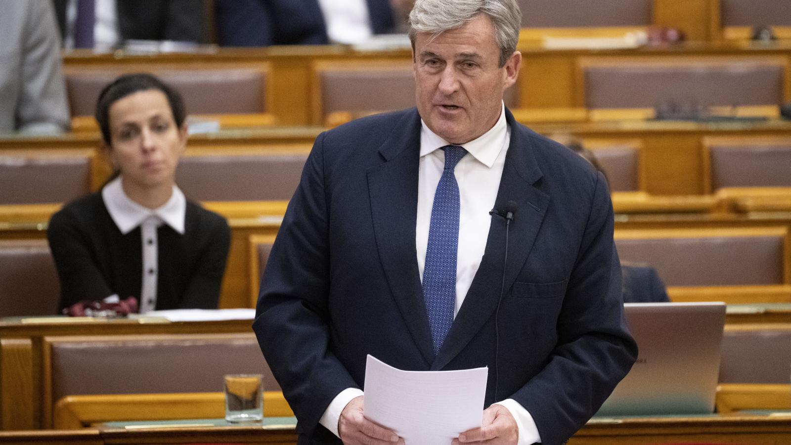 Kapitány István gazdasági és energetikai miniszter