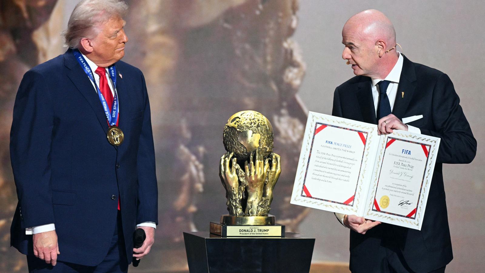 Infantino behízelegte magát Trumpnál a frissen alapított FIFA-békedíj átadásával