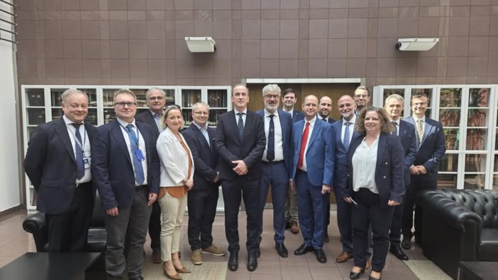 Hegedűs Zsolt látogatása csütörtökön a NEAK épületében. A miniszter mellett a bal oldalon Kaló Zoltán
