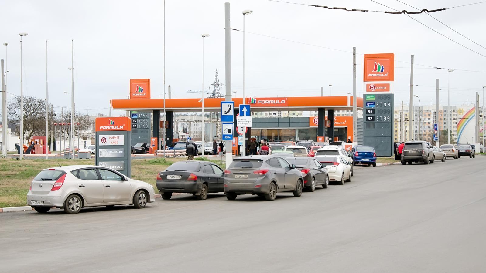 Autók egy kercsi benzinkúton. Képünk illusztráció.