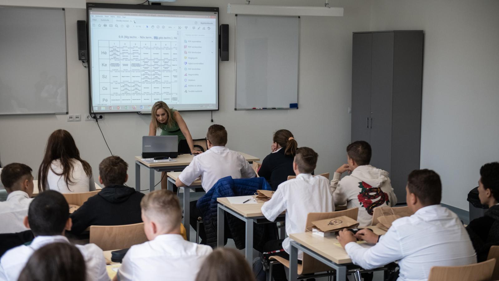 A szakszervezet pozitív lépésnek tartja a nevelőtestületek és az igazgatók jogkörének bővítését