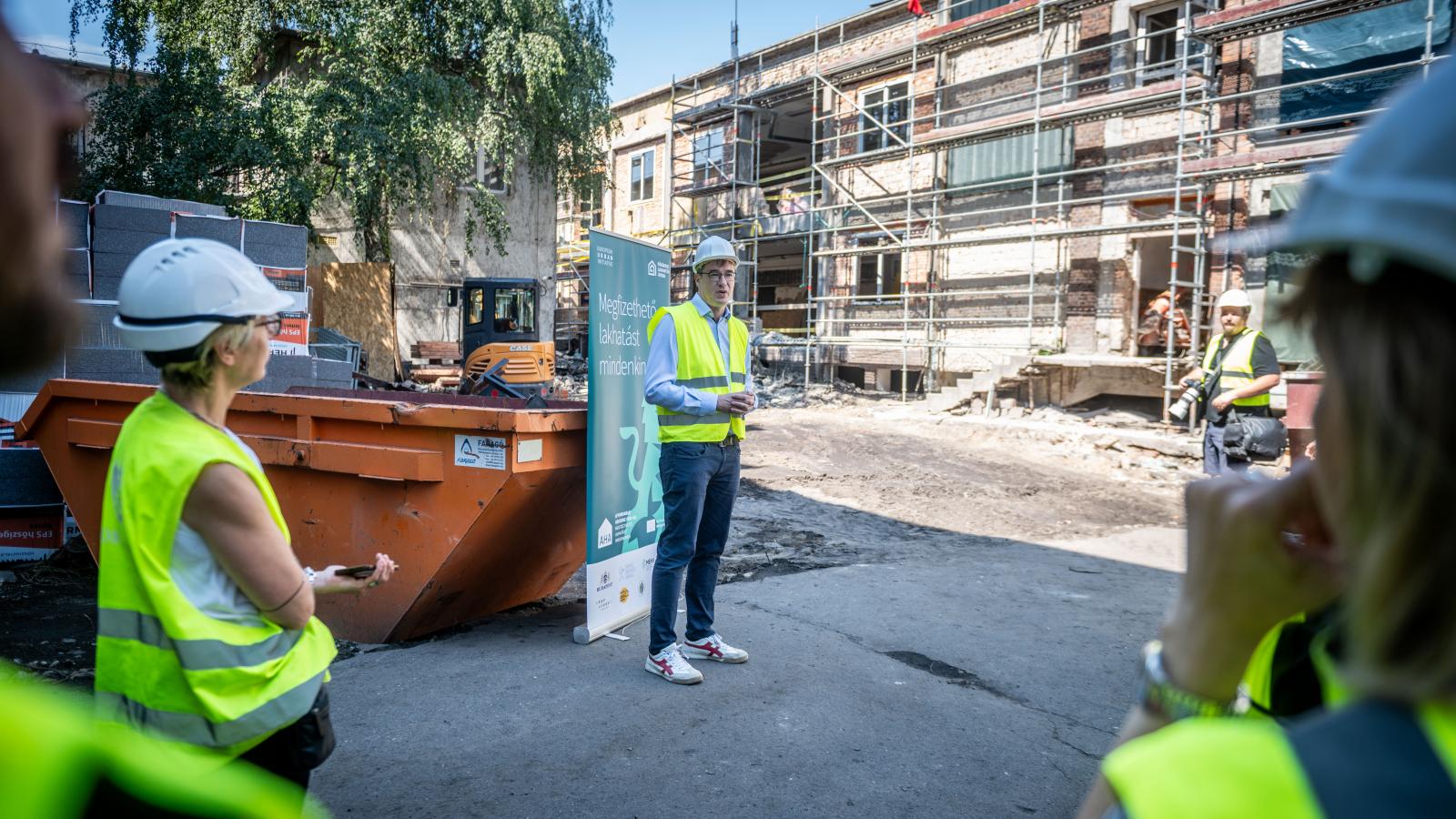 Az egykori iskolaépületben kialakított lakásokkal közösséget is teremtenének