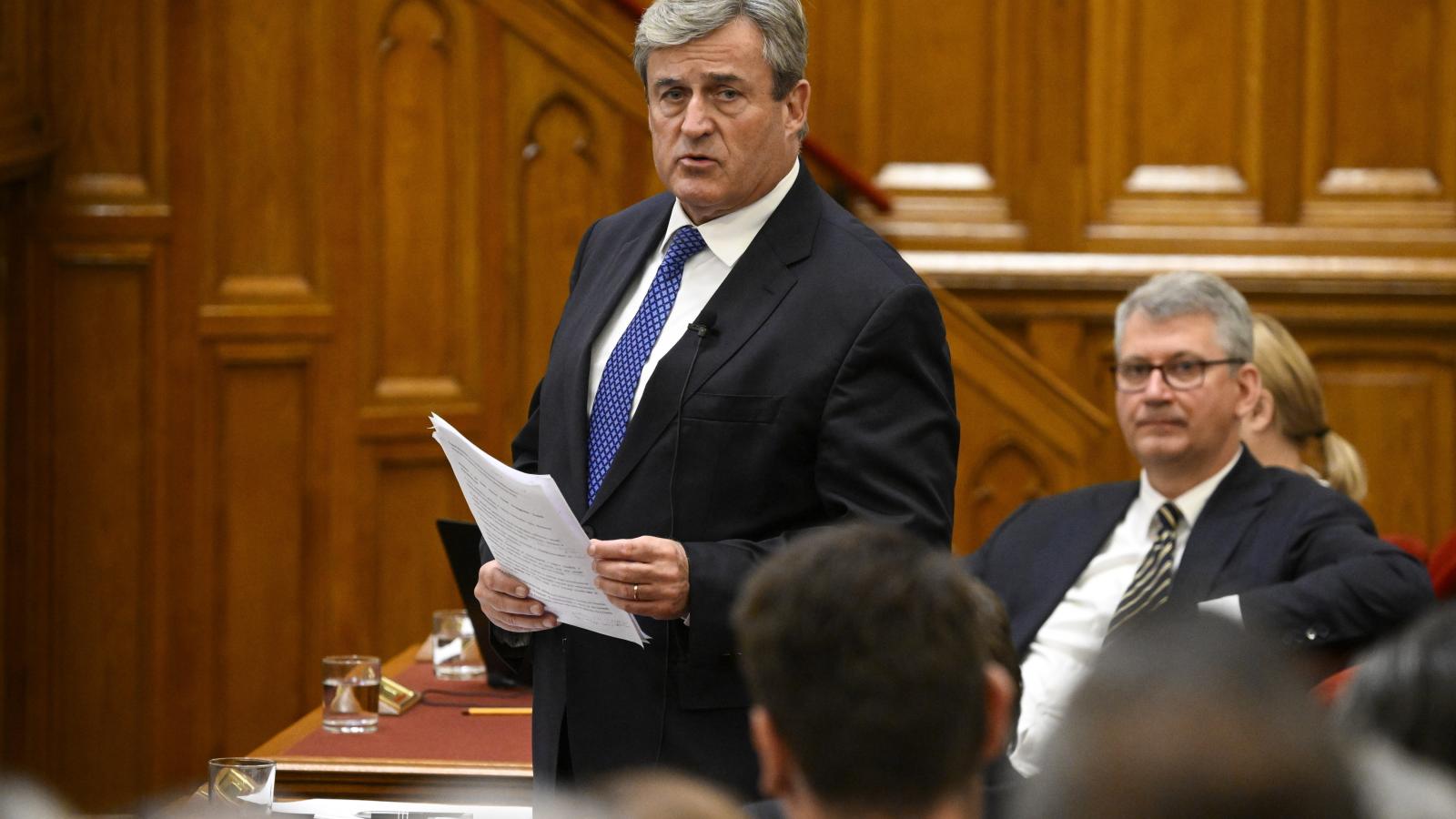 Kapitány István gazdasági és energetikai miniszter