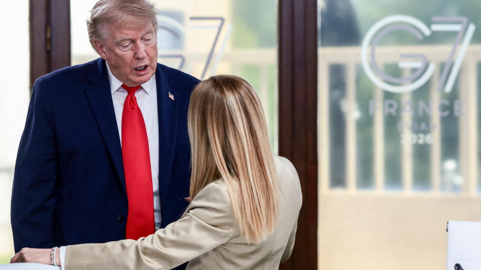 Donald Trump
és Giorgia Meloni
a legutóbbi
G7-csúcson – az
olasz miniszterelnökkel
alpári
módon személyeskedett
az
amerikai elnök