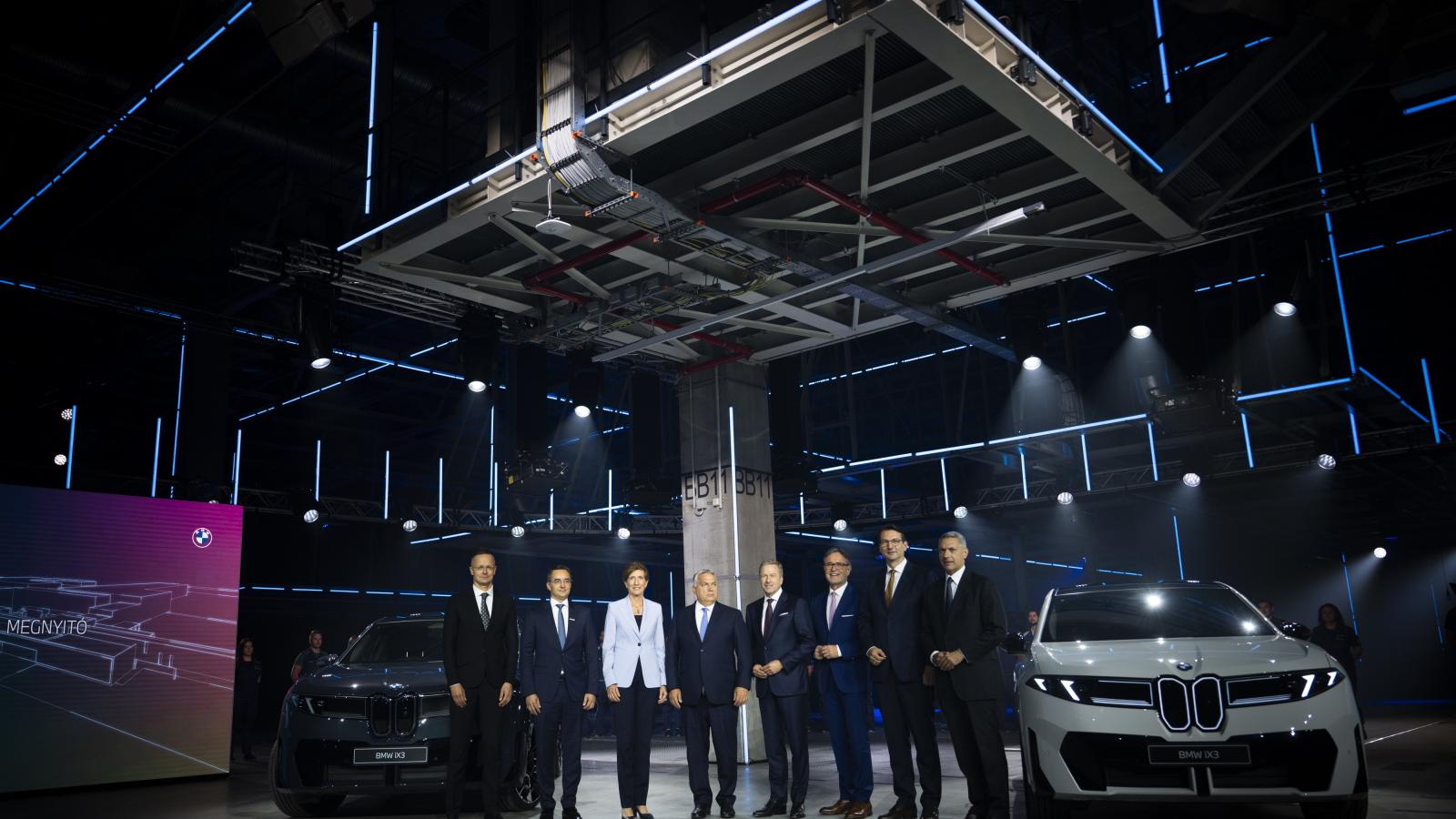 Gyáravató
Orbán Viktorral
– a külföldi autógyárak
fényes,
de jószerivel
elszigetelt projektek
