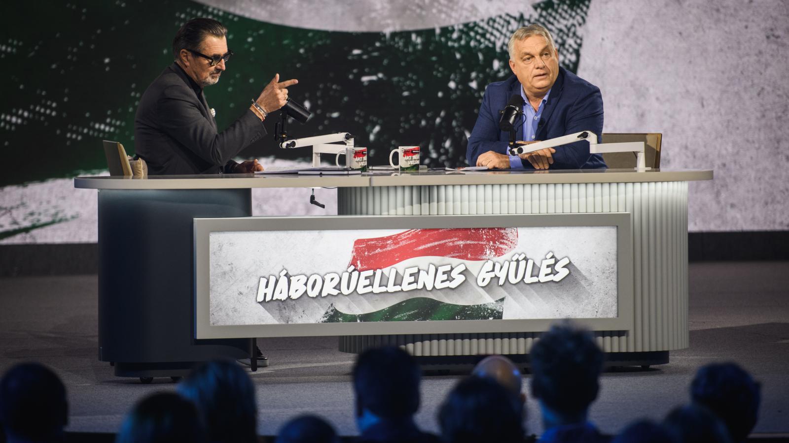 Csiszár Jenő és Orbán Viktor a Digitális Polgári Körök kecskeméti háborúellenes gyűlésén 2025. december 6-án 