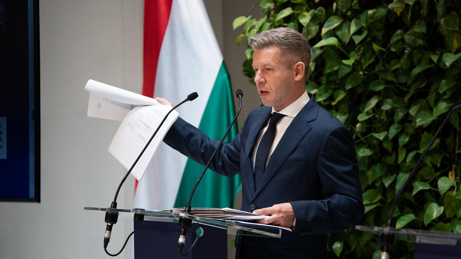 Magyar Péter bemutatja a migránstábor létesítéséről szóló dokumentumokat