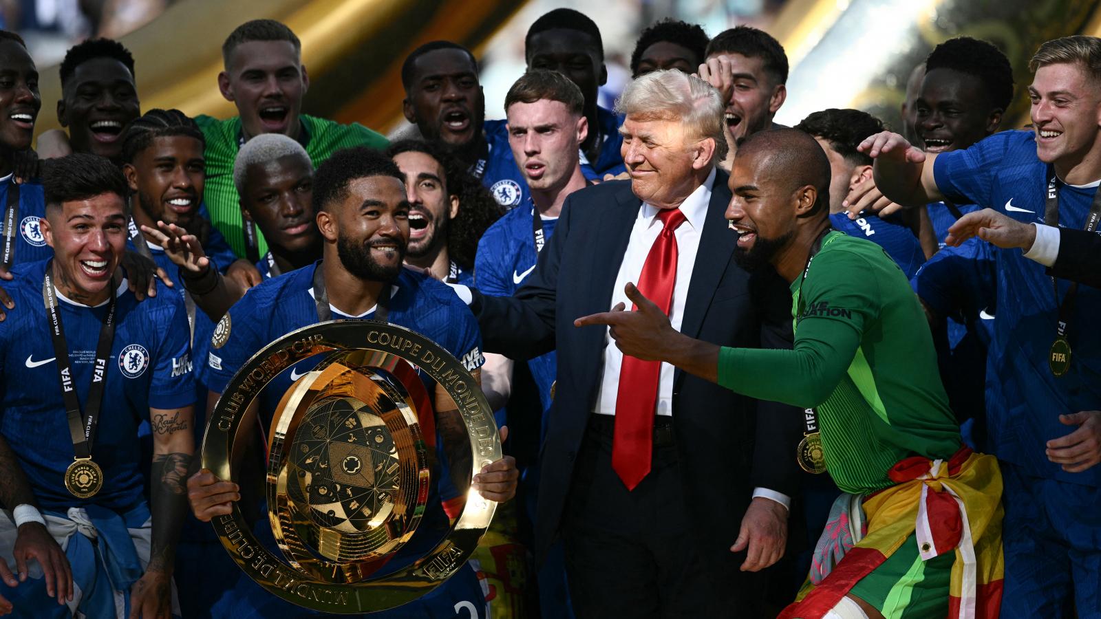 Donald Trump a tavalyi klubvilágbajnokság döntőjén, a Paris Saint-Germain és a Chelsea meccse után is váratlanul megjelent a díjátadó ceremónián