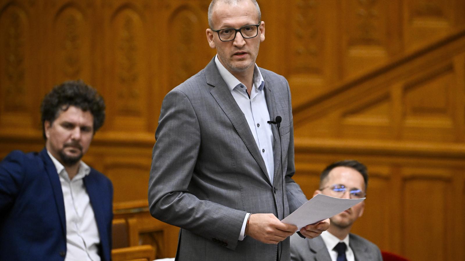 Tarr Zoltán társadalmi kapcsolatokért és kultúráért felelős miniszter, az Országgyűlés rendkívüli ülésén 2026. június 30-án