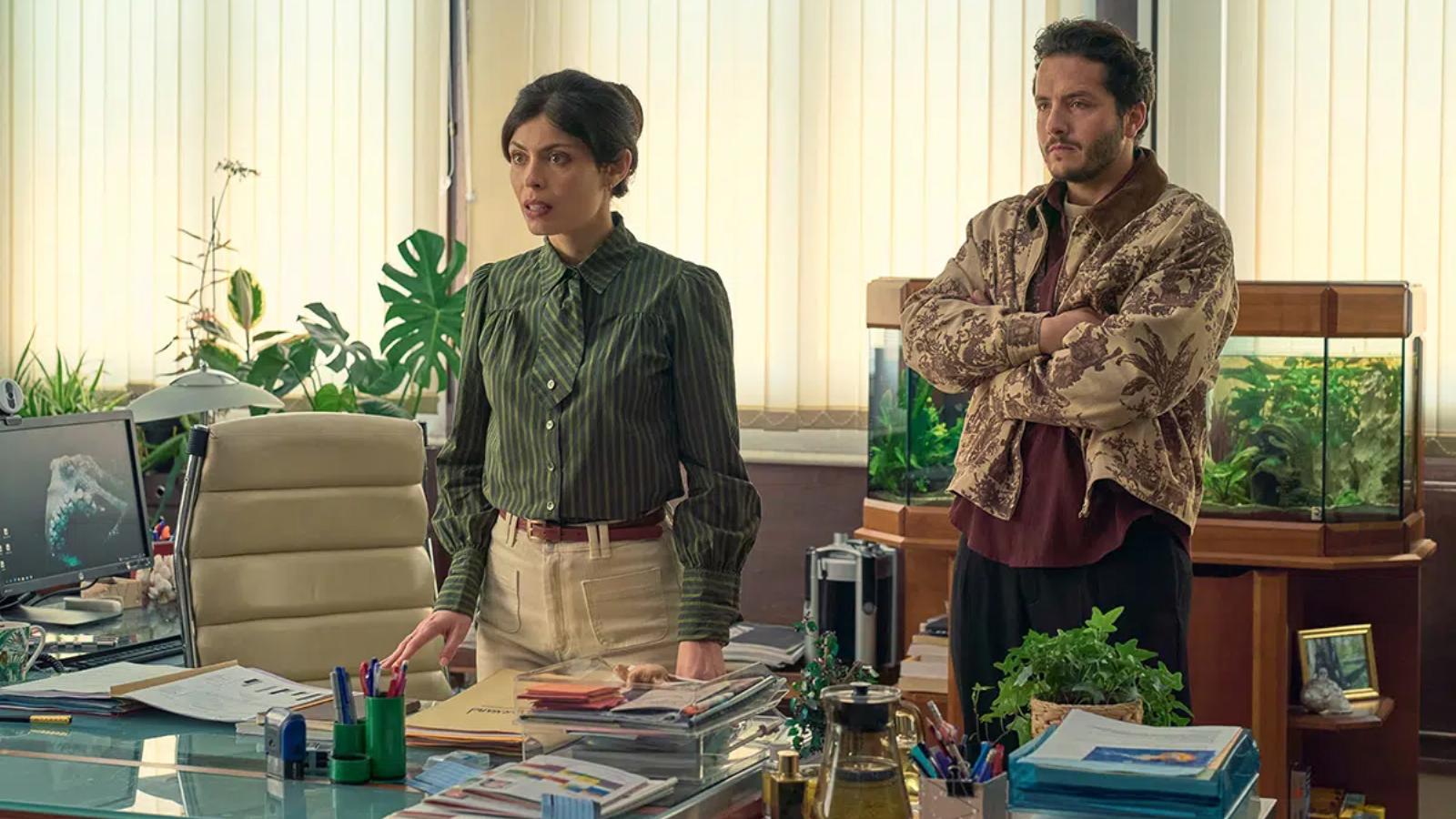 Az igazgatónő (Leslie Medina) és a főhős Eddy (Alexandre Kominek) A beépített tanár című Netflix-sorozatban – vége a felvilágosodás francia polgári kultúrájának 