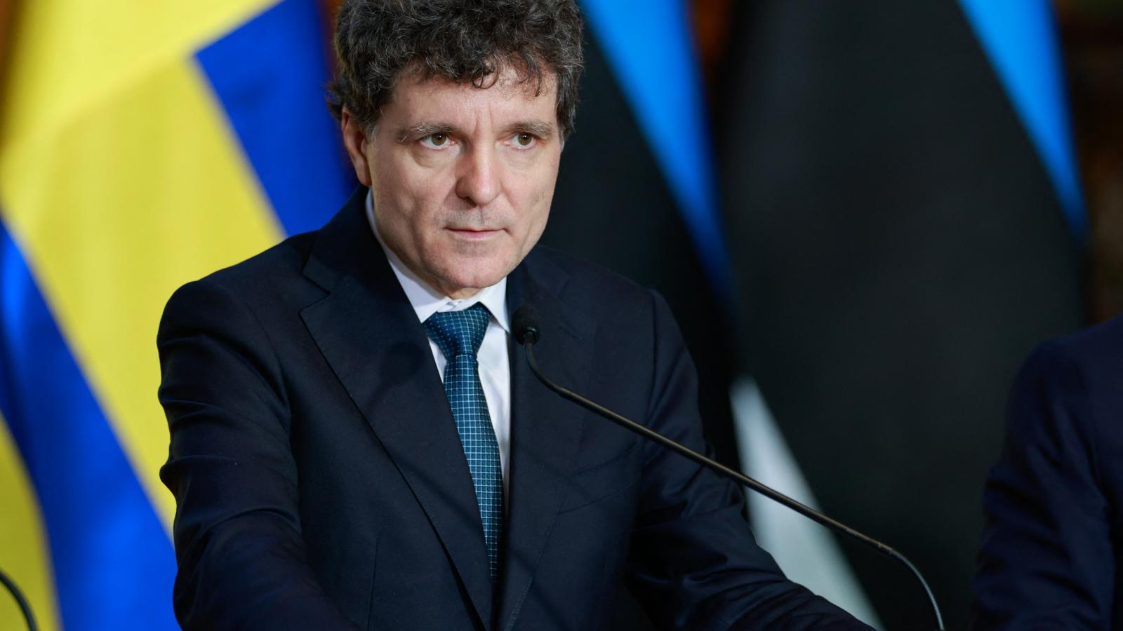 Nicușor Dan államfő minden felelősséget a parlamenti pártokra hárít, azok vezetői meg szájkaratét vívnak egymással megoldáskeresés helyett