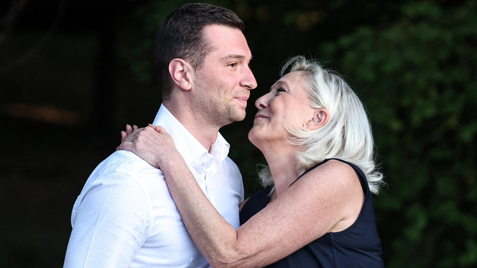 A szélsőjobboldali Nemzeti Tömörülés elnöke, Jordan Bardella és a párt parlamenti frakciójának vezetője, köztársasági elnök jelöltje Marine Le Pen a szervezet rendezvényén az észak-franciaországi Lievinben. Marine Le Pen utalt arra, hogy félreáll, ha kell