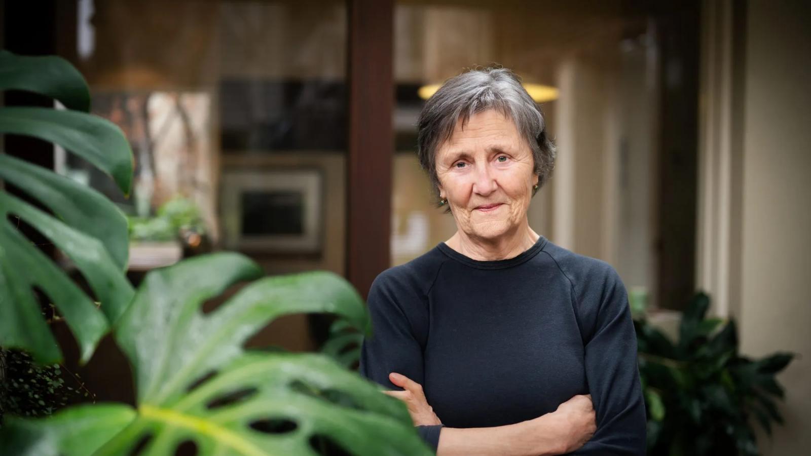  Helen Garner eddigi alkotásainak sorában A fájdalom háza már a harmadik, amelyik a tényirodalom sokszínű műfajának sajátos változatát képviseli

Helen Garner alakábrázoló kvalitásait jelzi, hogy – részben az újságírói-riporteri hagyomány legjavát követve