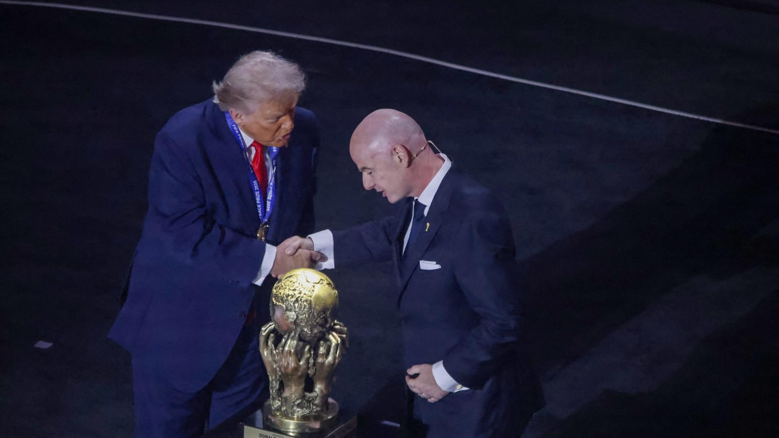 A Trump-nyaló Gianni Infantino, amint éppen barátkozik 