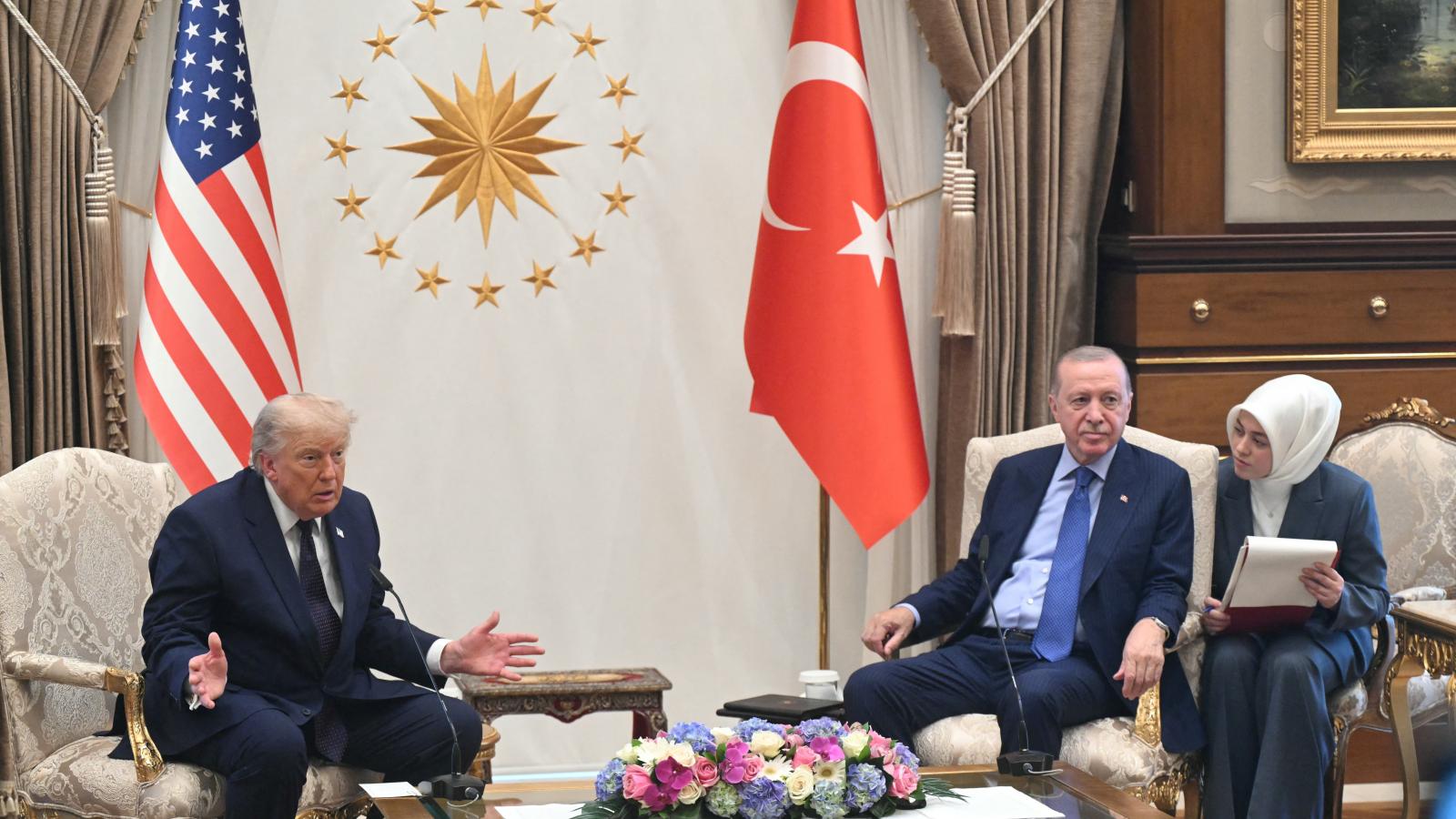 Donald Trump optimista az ukrajnai háború lezárását illetően, Ankarába érkezve újságíróknak azt nyilatkozta, reményei szerint ez hamarosan meg is történik.