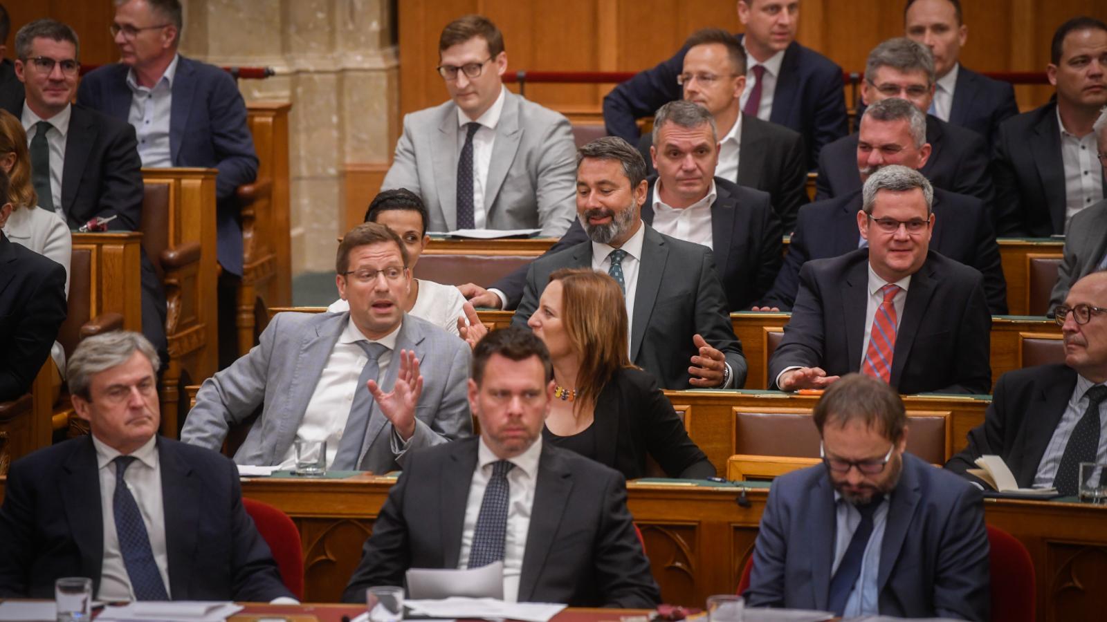 Gulyás Gergely (a háttérben szürke öltönyben) aggódik, csak erkölcsi alapja nincs rá