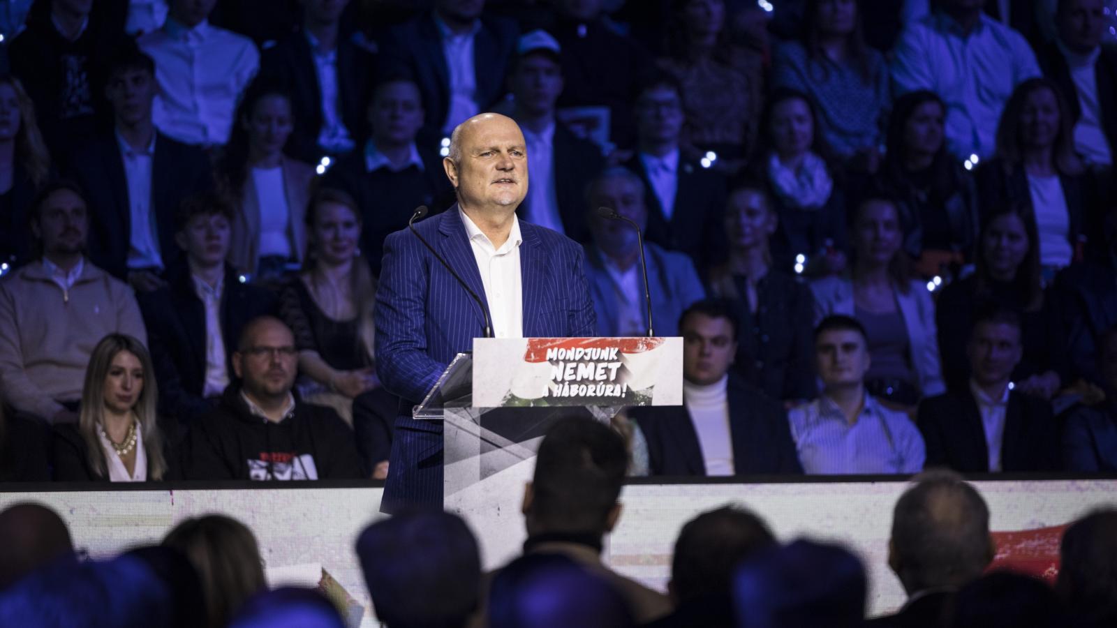 Móring József Attila a Digitális Polgári Körök által szervezett háborúellenes gyűlésen a Kaposvár Arénában 2026. január 24-én