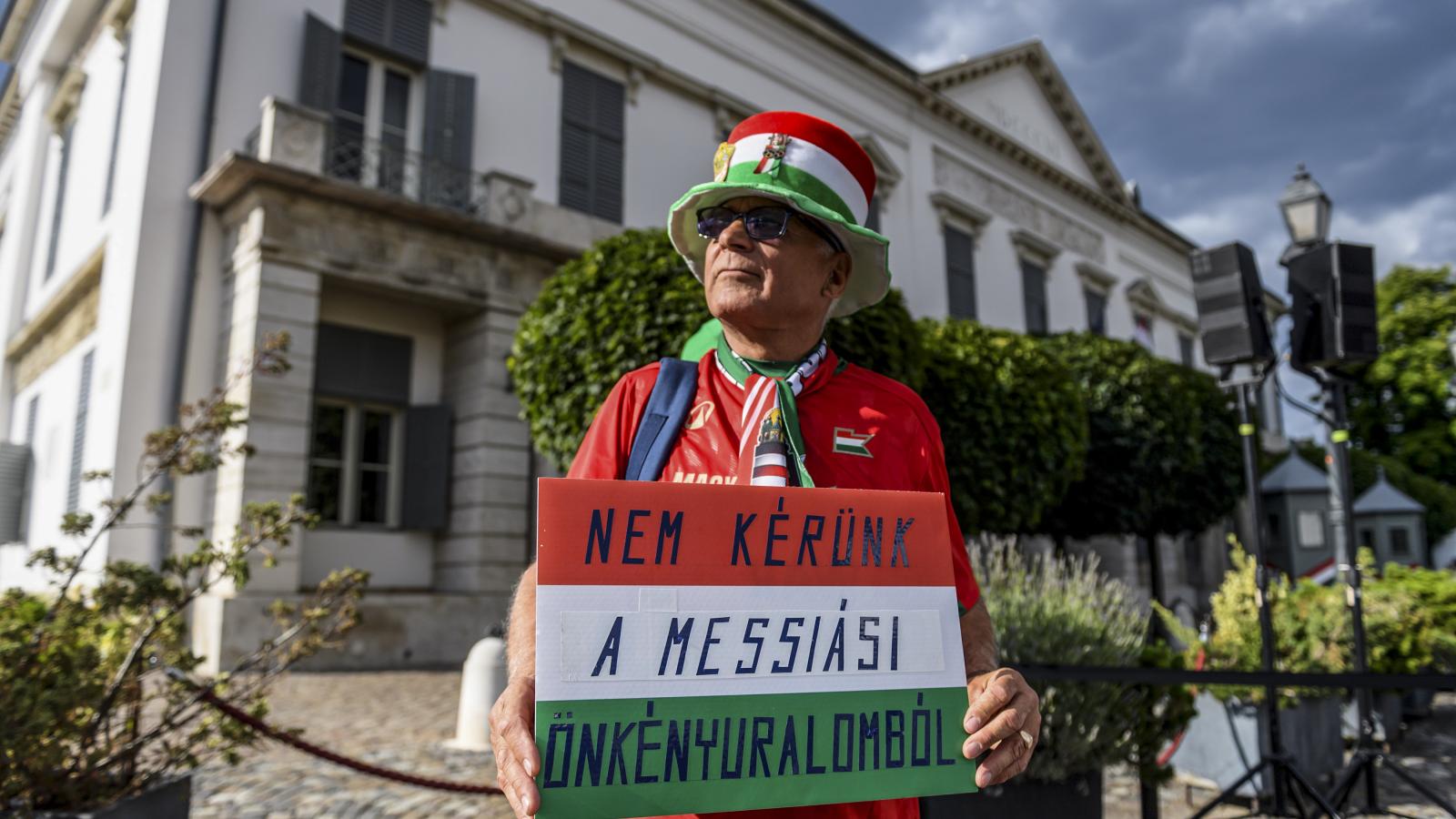 Az „önkény” ellen és Sulyok Tamás védelmében tüntettek a Sándor-palotánál