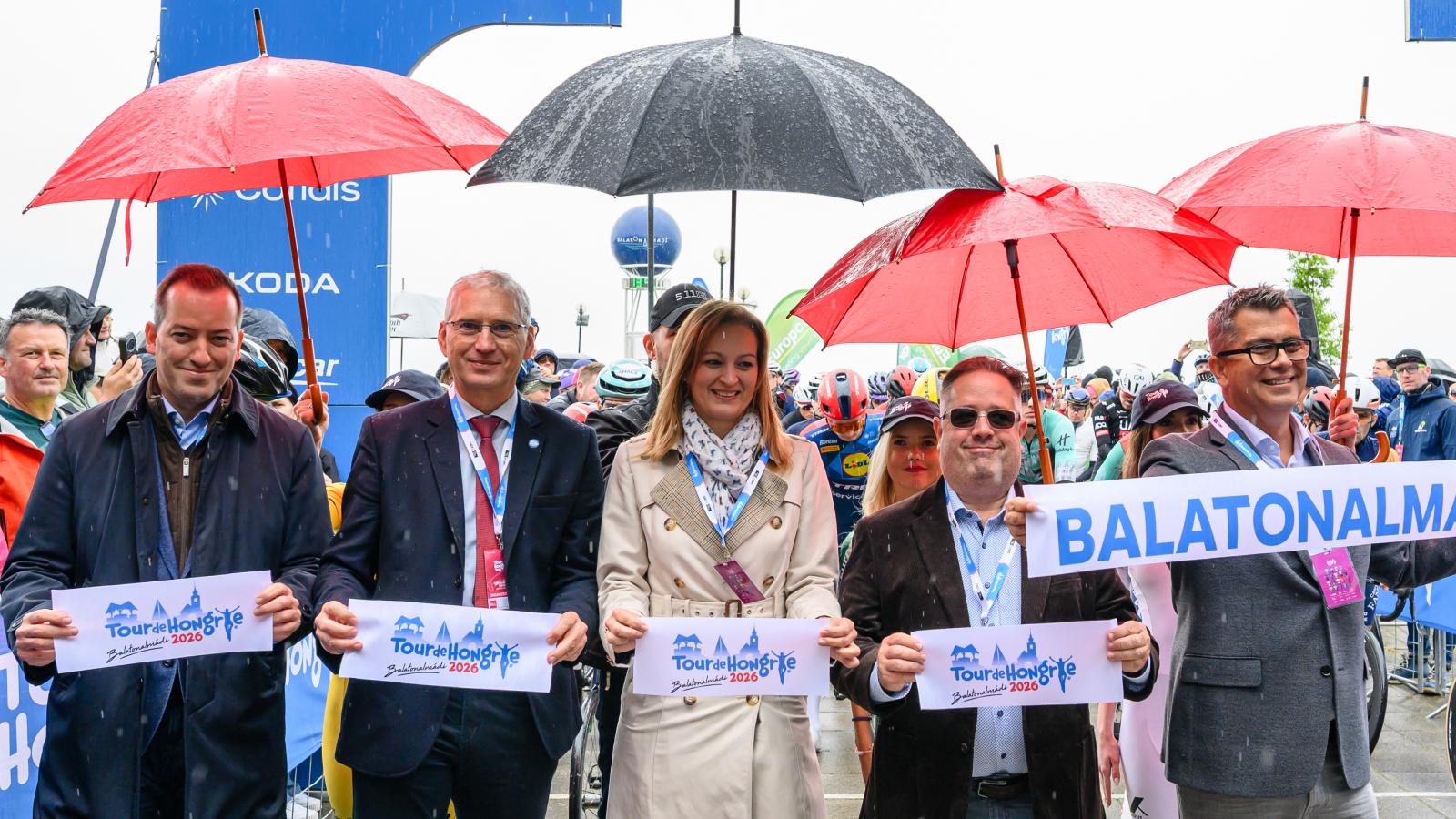 Ésik Róbert (balról az első) a 47. Tour de Hongrie országúti kerékpáros körverseny ötödik, 147 kilométeres Balatonalmádi - Veszprém közötti szakaszának rajtjánál Balatonalmádiban 2026. május 17-én