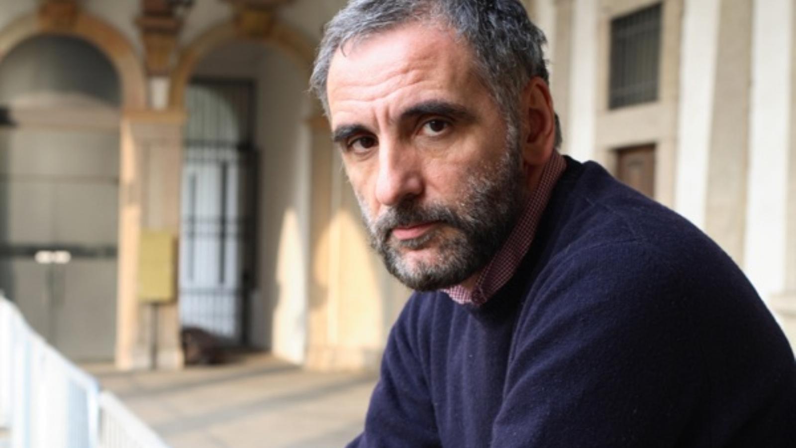 Az olasz kulturális életben kialakult vihar középpontjában a döntősök közé választott neves szerző, Michele Mari áll