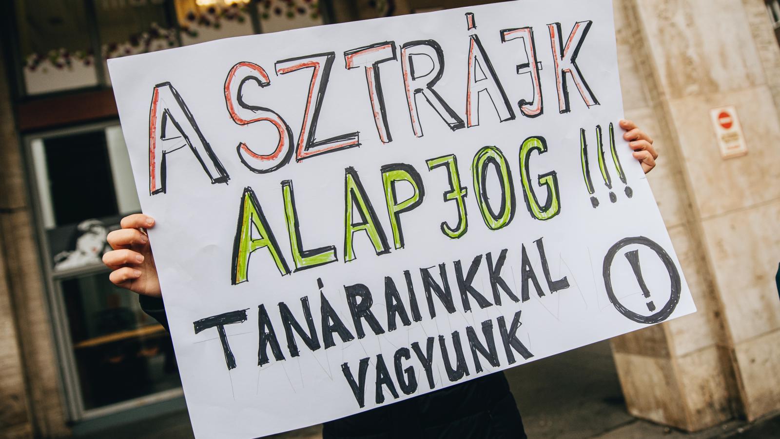 Nem kell majd napokkal előre bejelenteni a köznevelési intézményekben szerveződő kétórás figyelmeztető sztrájkot, továbbá azokat a pedagógusokat, akik a munkabeszüntetésnek ebben a formájában vesznek részt, munkavégzésre sem lehet majd kötelezni