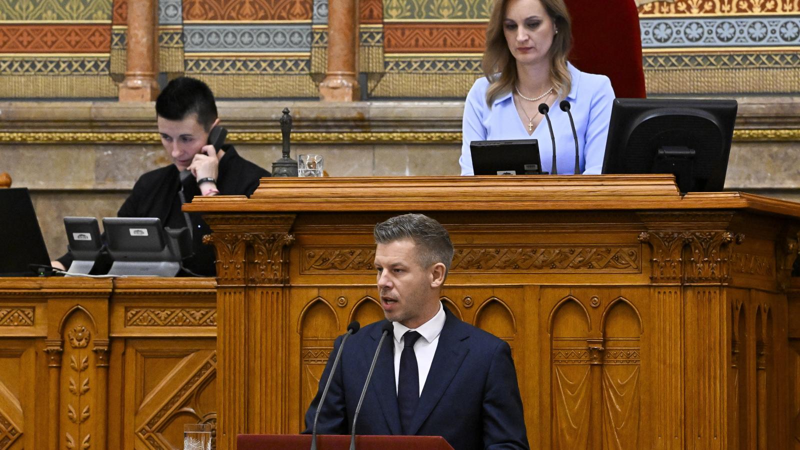 Magyar Péter miniszterelnök napirend előtt szólal fel az Országgyűlés rendkívüli ülésén