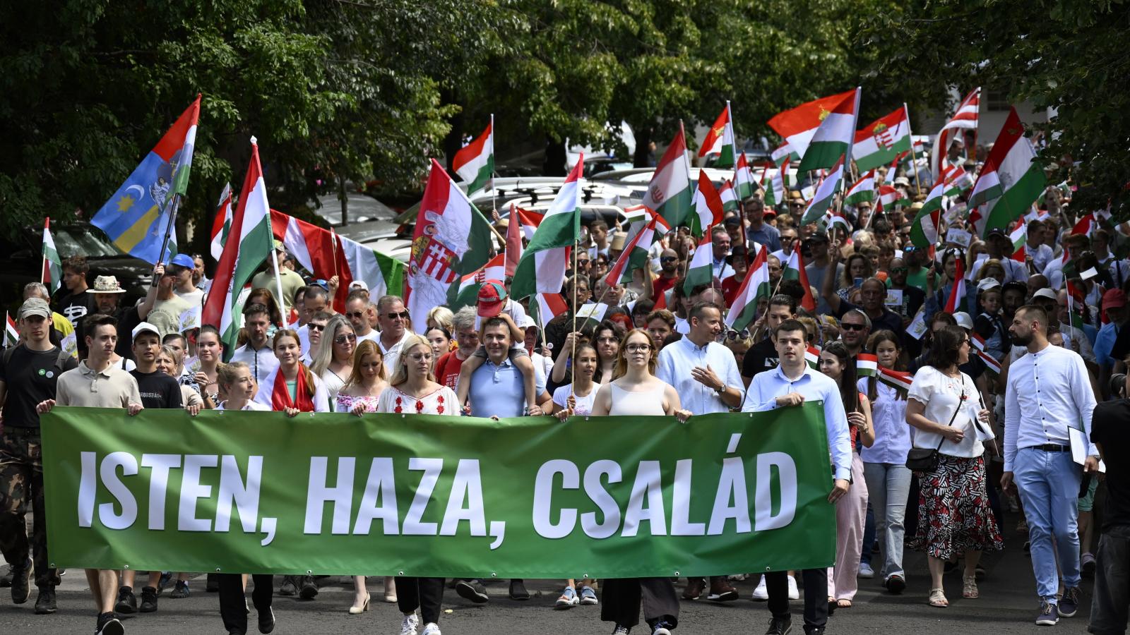 A Mi Hazánk Mozgalom Családi büszkeség menete néven megtartott rendezvényének résztvevõi vonulnak a budavári Tárnok utcában 2026. július 11-én.