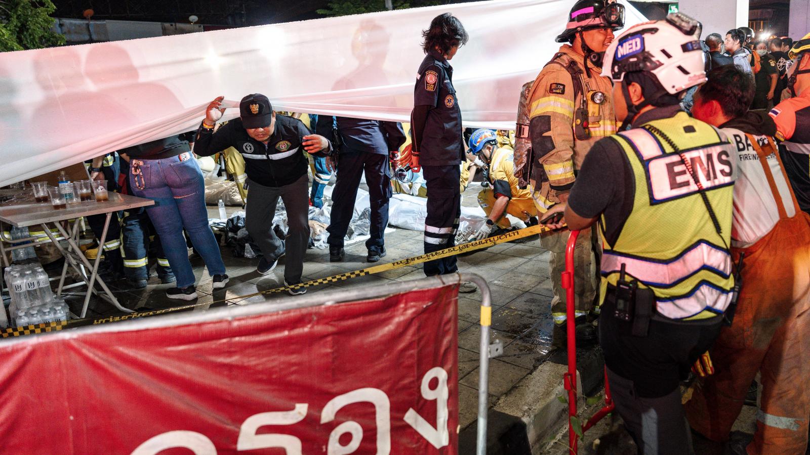 Mentés és helyszínelés a bangkoki Na Ladprao bárban tűzvész után