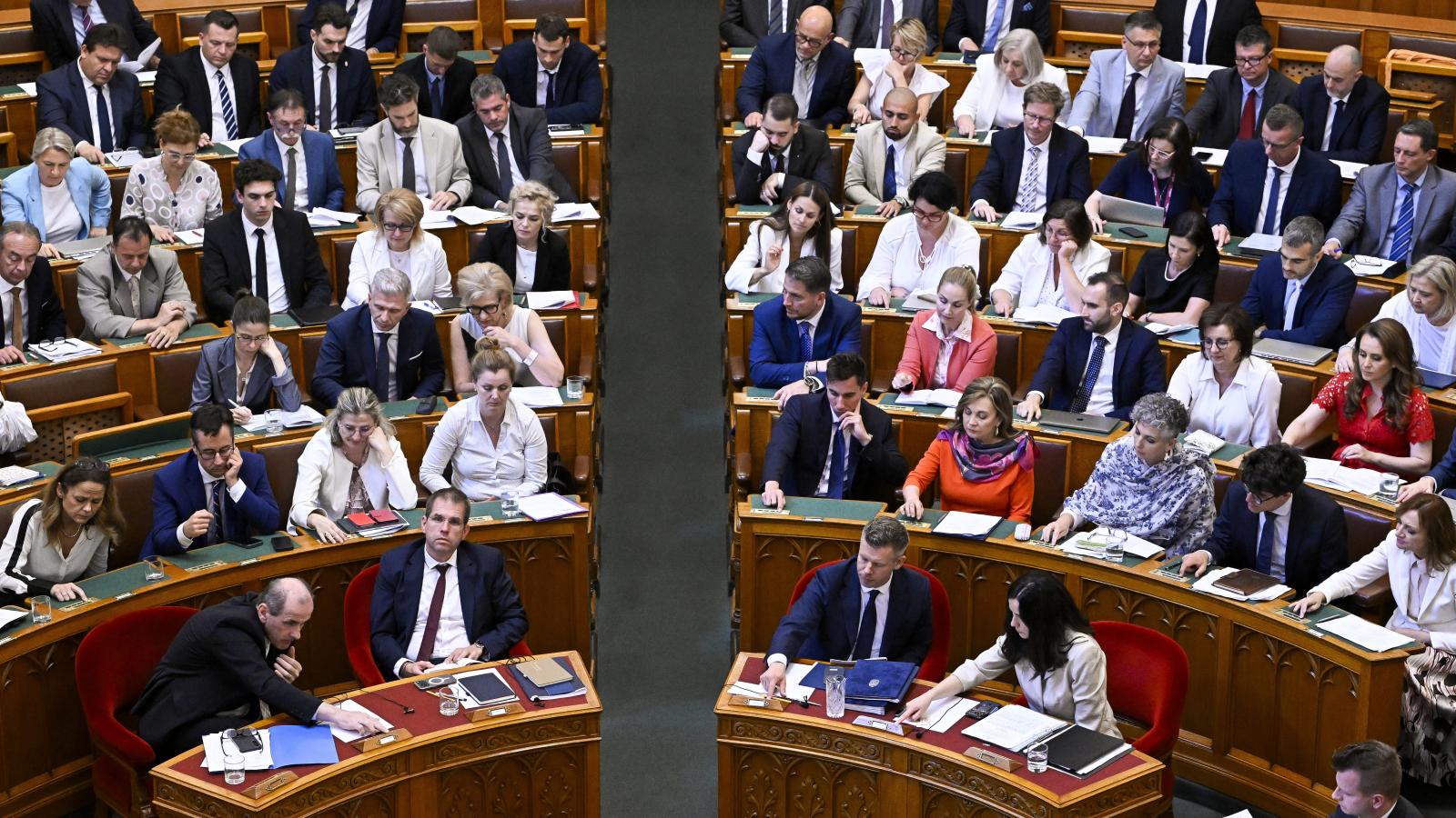 Szavaznak a képviselők az Országgyűlés rendkívüli ülésén 2026. június 29-én