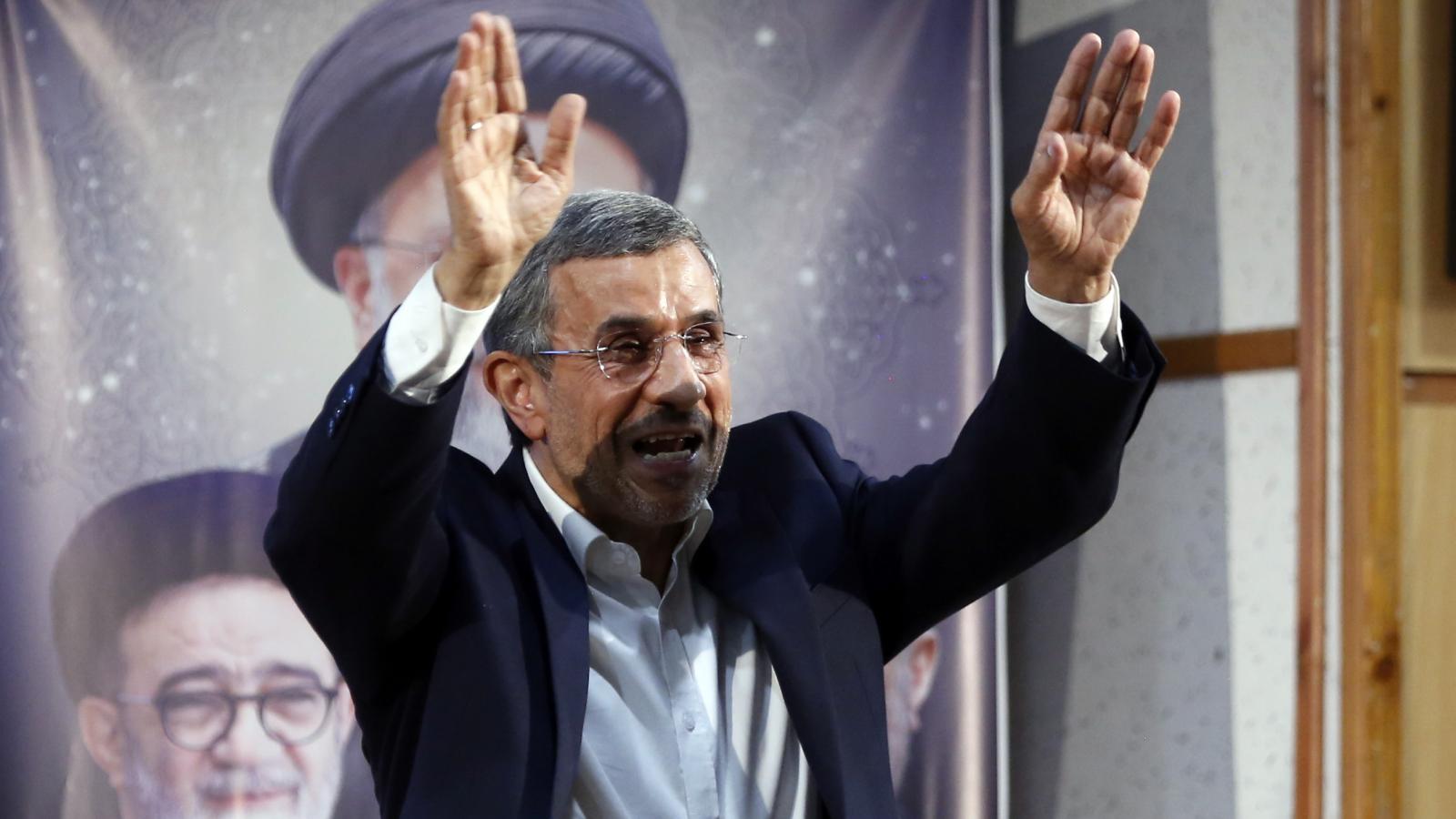 Illusztráció: Mahmúd Ahmadinezsád Teheránban 