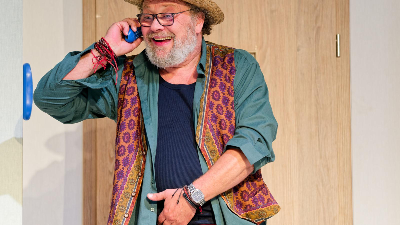 Schneider Zoltán, aki az elmúlt hétvégén másodszor vehette át közönség szavazatai alapján a Hollósi Frigyes-díjat, és aki számos előadásban bizonyította már kivételes színészi formátumát, most Kőszegen a valóban jutalomjátéknak számító főszerepet játszott