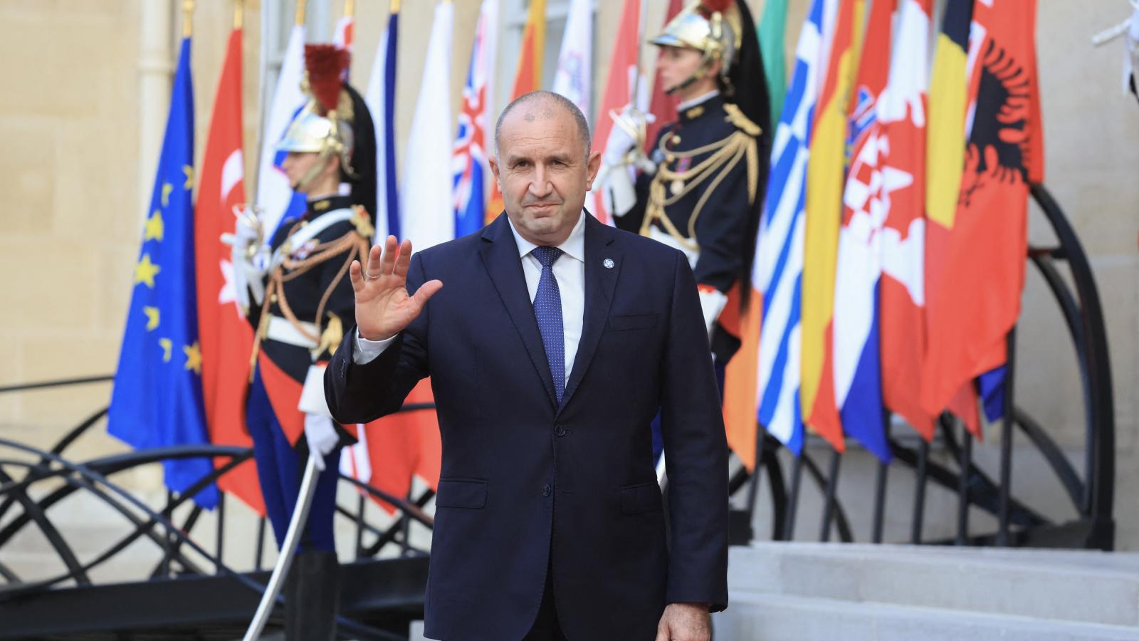 Rumen Radev bolgár kormányfő szerint a francia elnök személyesen hívta őt meg az Ukrajnát támogató országcsoport hétfői csúcstalálkozójára, hogy meggyőzze a koalícióban való további részvételre, de ő ragaszkodott hozzá, hogy ez nem „Bulgária helye”