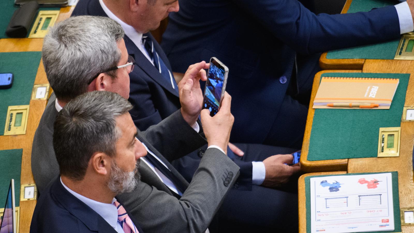 Illusztráció: Takács Péter az Országgyűlés június 8-i ülésén
