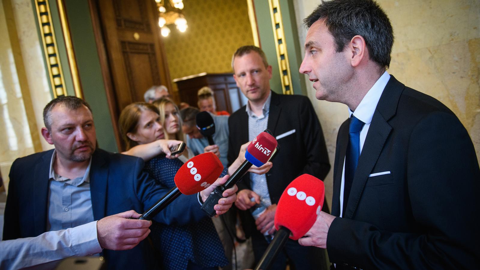 Melléthei-Barna Márton nyilatkozik a sajtónak a T. Házban