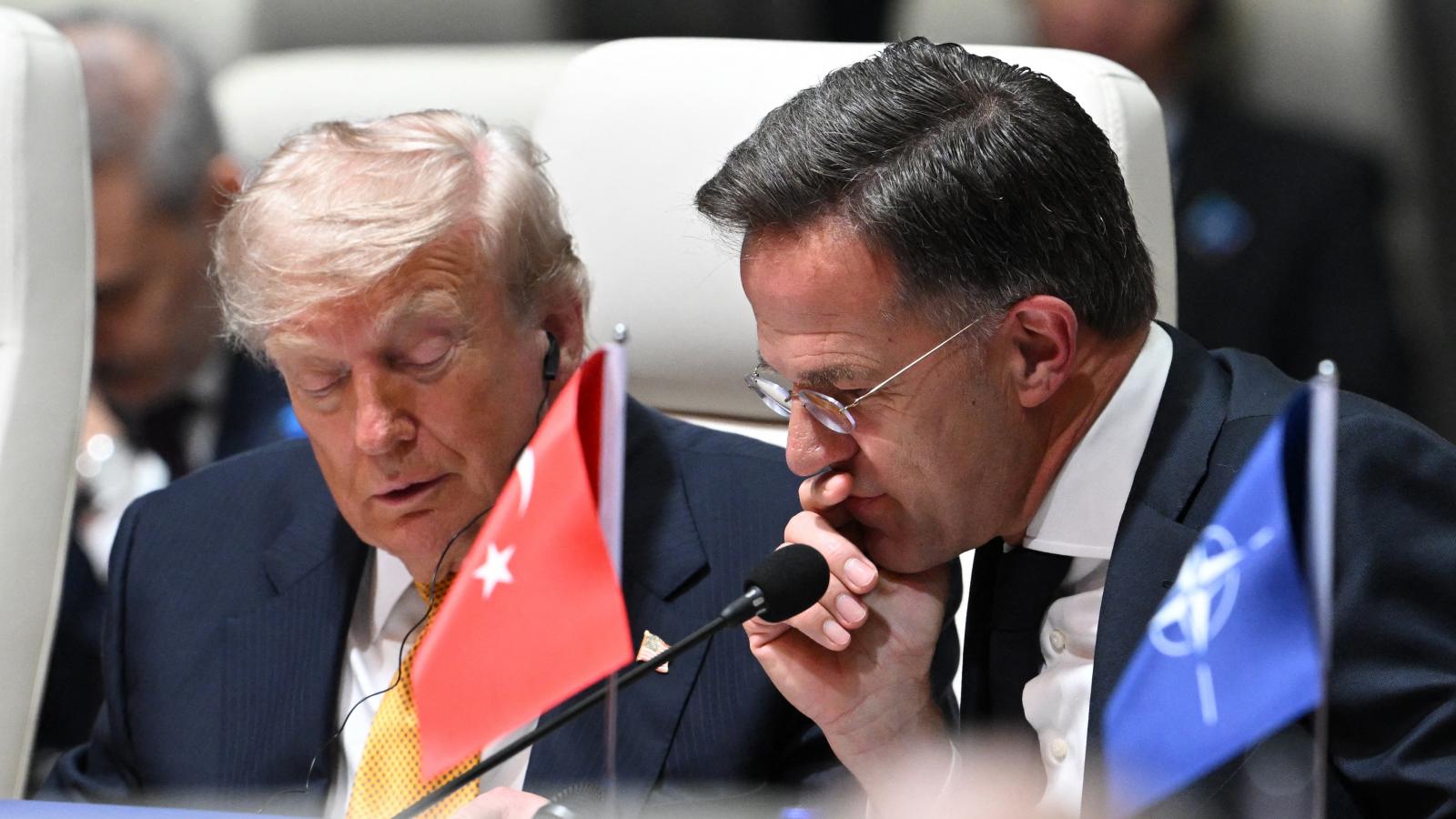 Mark Rutte NATO-főtitkár (jobbra) hiába hízeleg Trumpnak, egyre markánsabb az európai-amerikai törésvonal