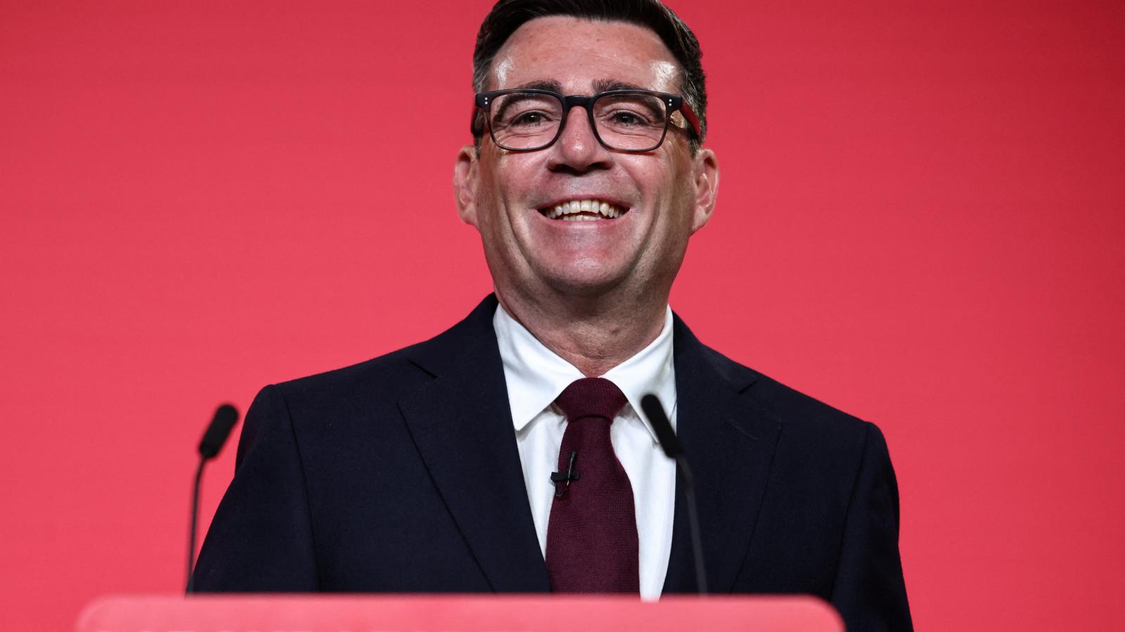 Andy Burnham leendő miniszterelnök pénteken figyelmeztetett, hogy ez mostani a Munkáspárt utolsó esélye, hogy megfordítsa sorsát, és  megvalósítsa azt a változást, amelyre az országnak olyannyira szüksége van.