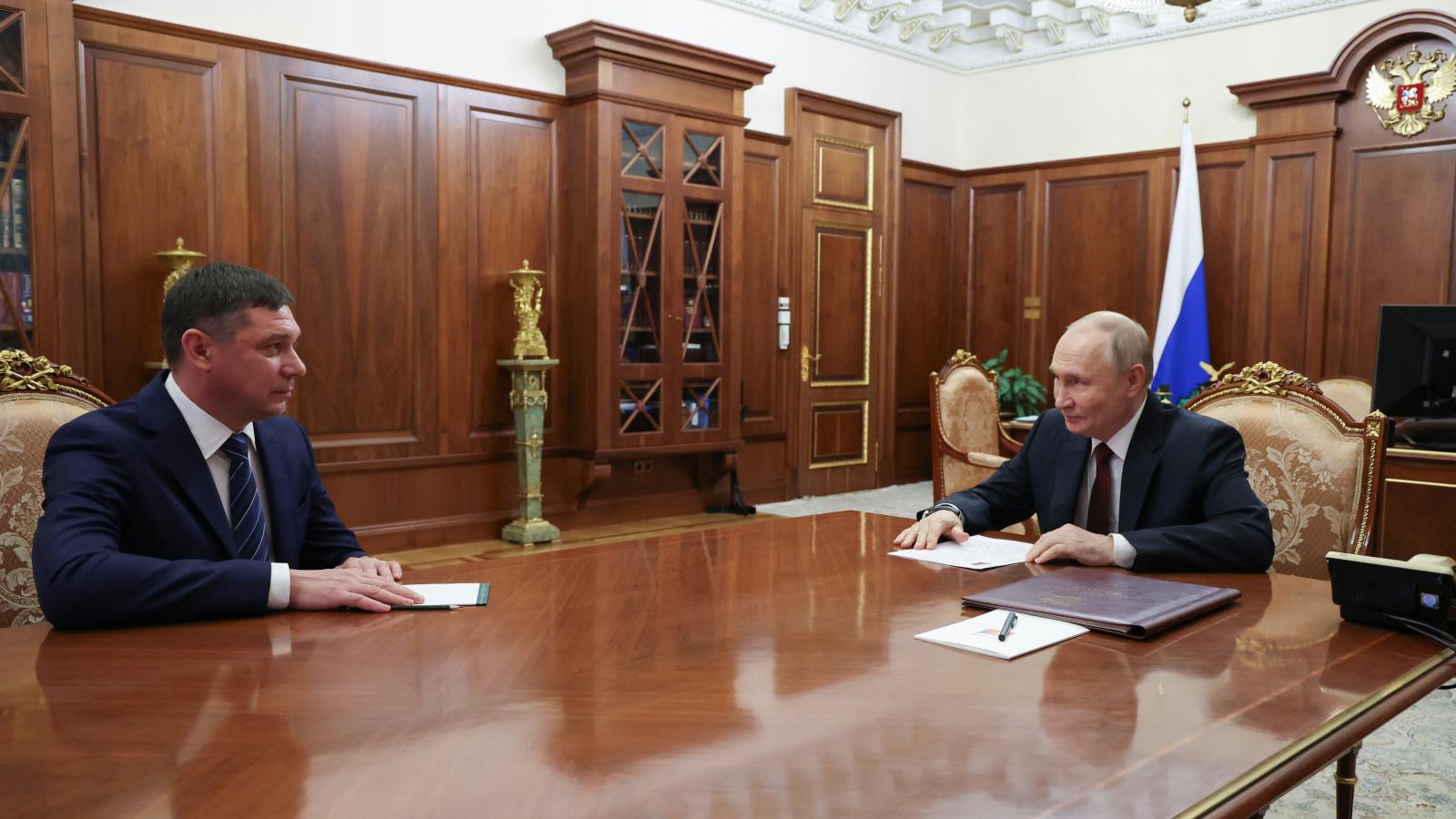 Jevgenyij Pervisov és Vlagyimir Putyin 2024. november 4-én