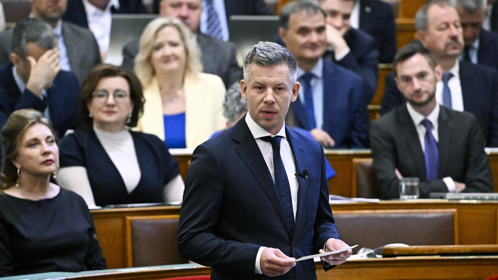 Magyar Péter miniszterelnök napirend előtti felszólalásra válaszol az Országgyűlés rendkívüli ülésén 2026. július 14-én