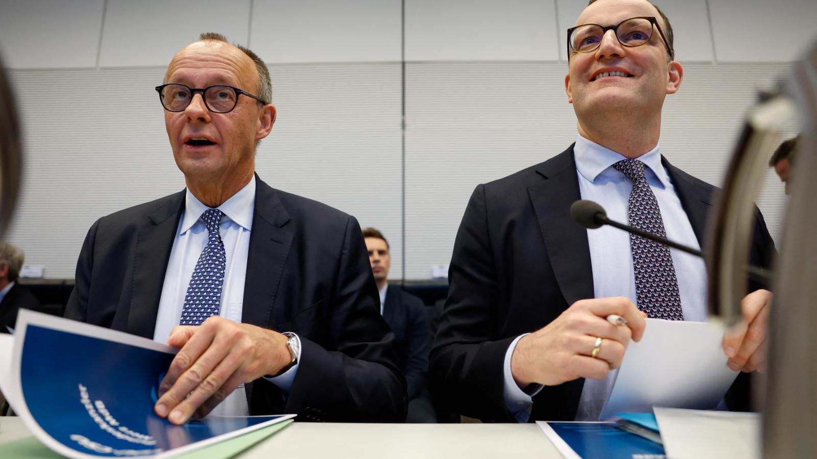 Friedrich Merz kancellár és Jens Spahn 2025. december 2-án a Bundestagban