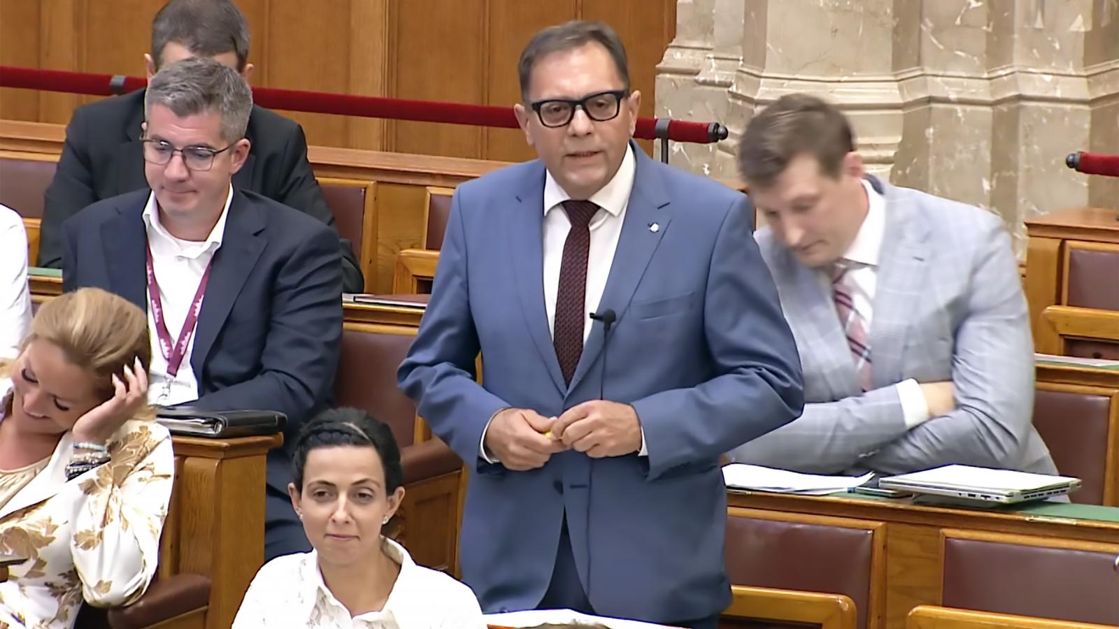 Pócs János, a Fidesz képviselője videófelvétel készítésre alkalmas szemüvegben az Országgyűlés rendkívüli ülésén 2026. július 20-án.
