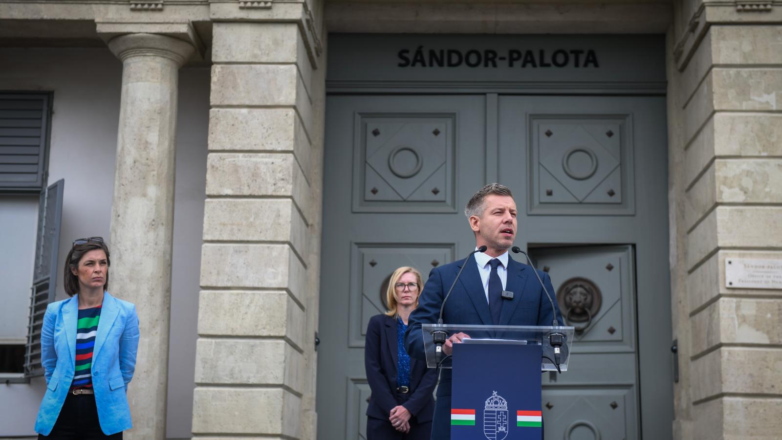 Magyar Péter a Sándor-palota előtt 2026. június 1-jén