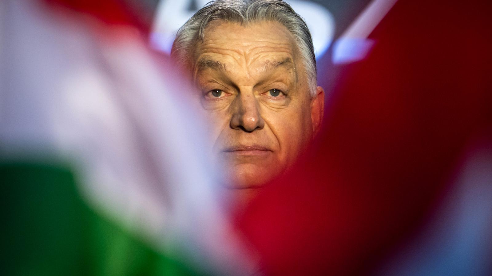 Orbán Viktor bukott kormányfő. Már alig látszik a pártja