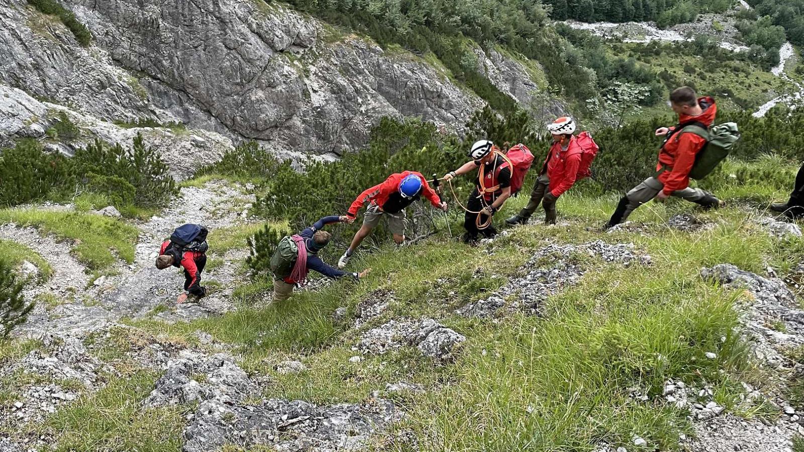 Az eltévedt fiatal a mentőcsapattal