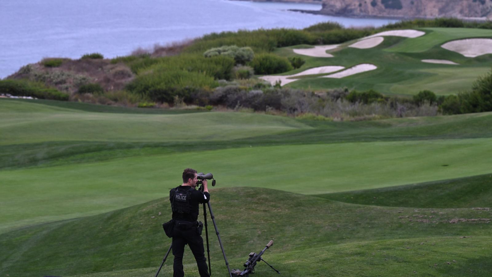 Egy rendőr figyeli az amerikai elnök golfpályáját