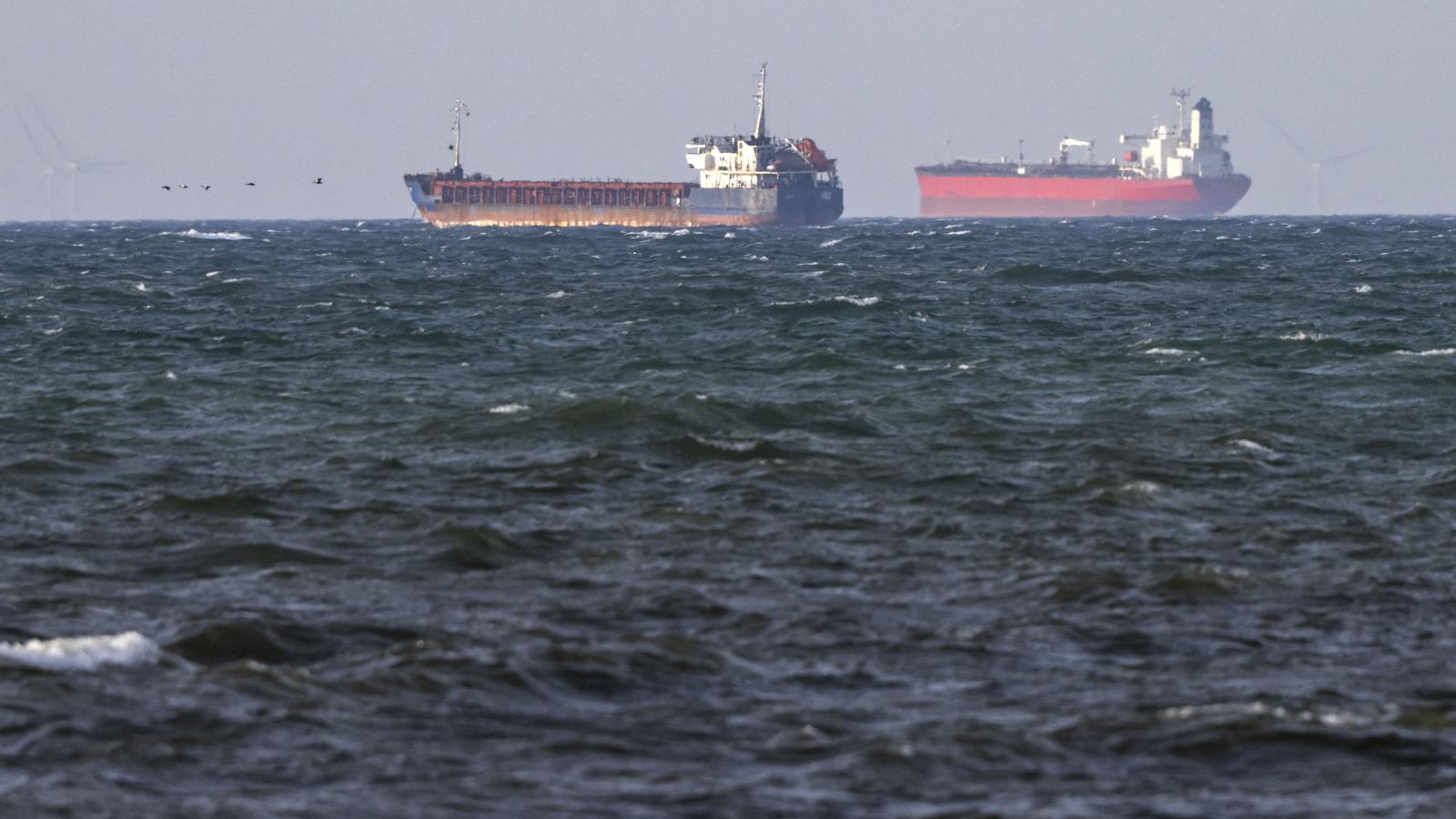 A fedélzetre került Caffa (balra) és Sea Owl I hajók egymás mellett horgonyoztak Trelleborg közelében, Svédországban, 2026. március 13-án