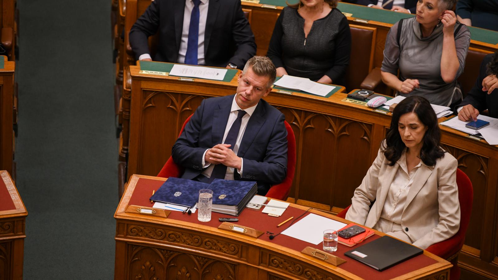 Magyar Péter és Orbán Anita az Országgyűlés rendkívüli ülésén augusztus 10-én