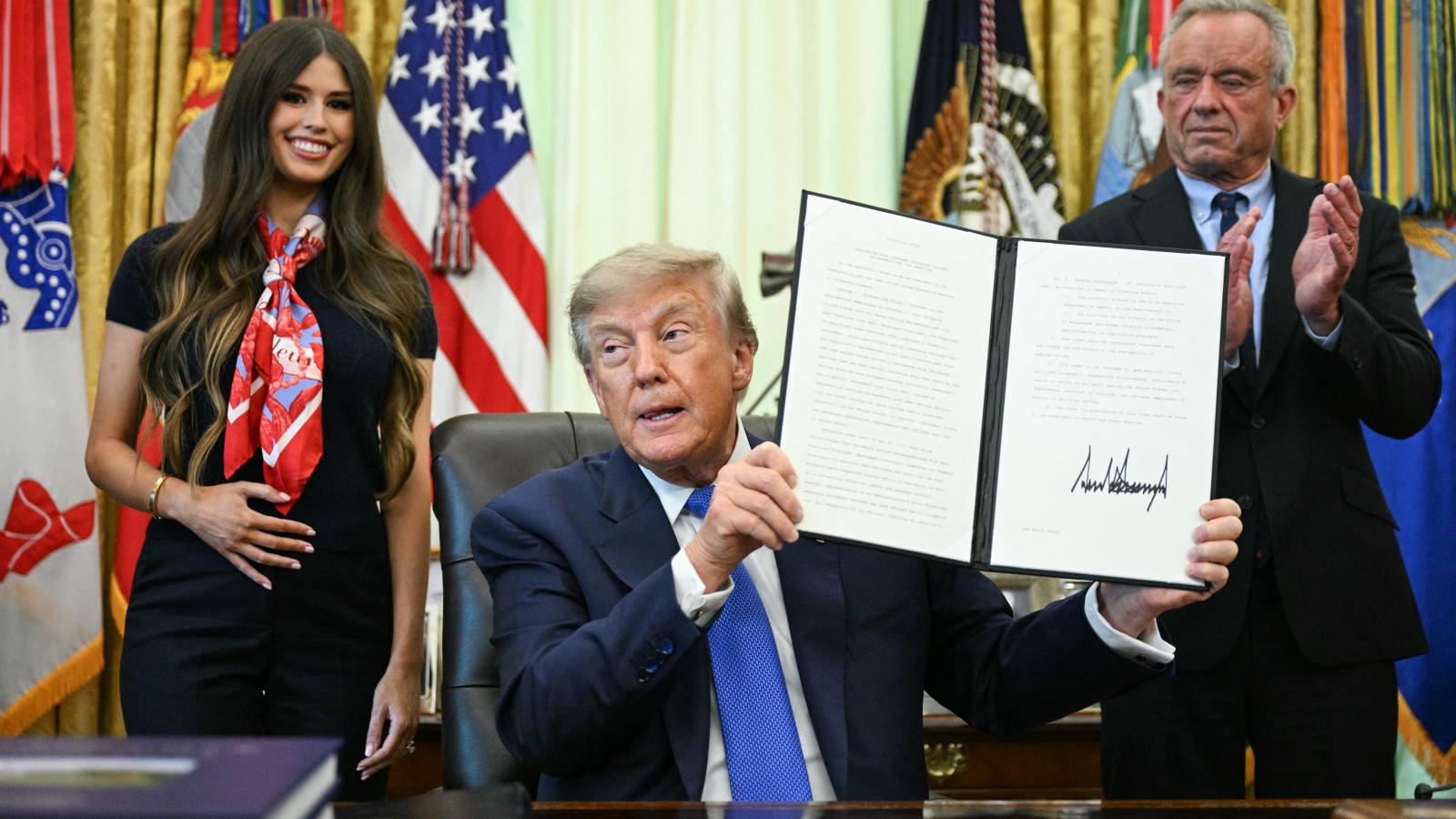 Jayme Leagh Franklin influenszer, Donald Trump és Robert F. Kennedy Jr. egészségügyi miniszter az aláírt rendelettel a Fehér Házban augusztus 10-én