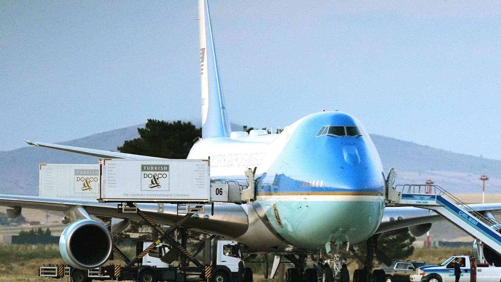Repülőtéri ételszállító járművek az amerikai elnöki repülőgép, az Air Force One mellett az ankarai nemzetközi repülőtéren július 8-án, amikor Donald Trump hazaindul a NATO-csúcstalálkozóról