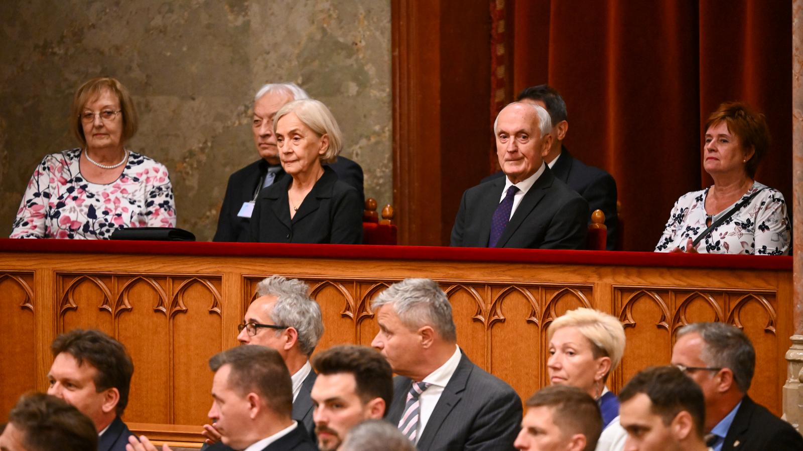 Baka András (jobbról a második) a parlamenti ülésterem páholyában