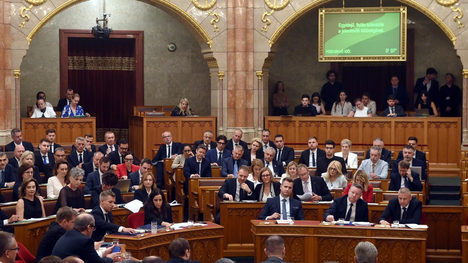 Szavaznak a képviselők a keddi rendkívüli ülésen